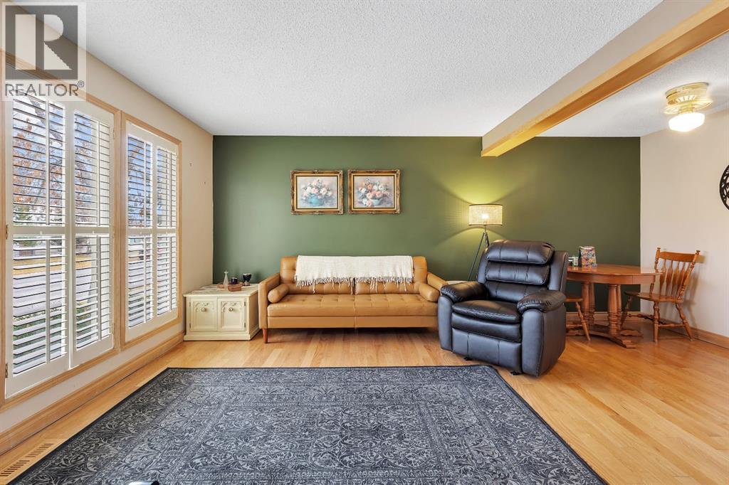 23 Millside Crescent Sw, Calgary, Alberta  t2y 2p4 - Photo 3 - A2267817