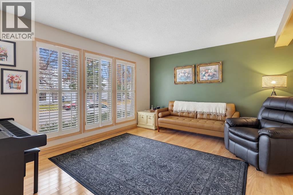 23 Millside Crescent Sw, Calgary, Alberta  t2y 2p4 - Photo 4 - A2267817