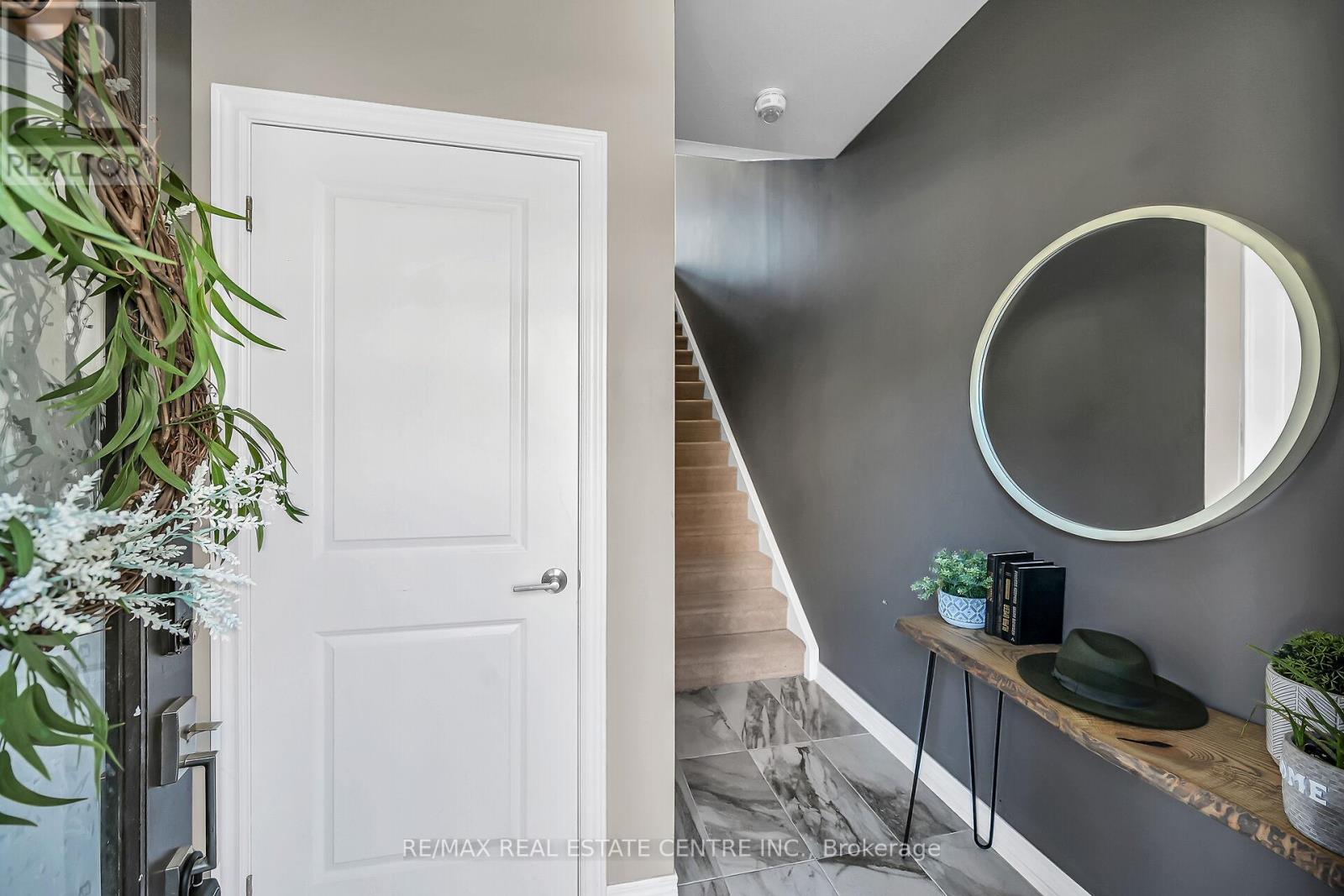 61 Esplanade Lane, Grimsby, Ontario  L3M 0H2 - Photo 3 - X12502090