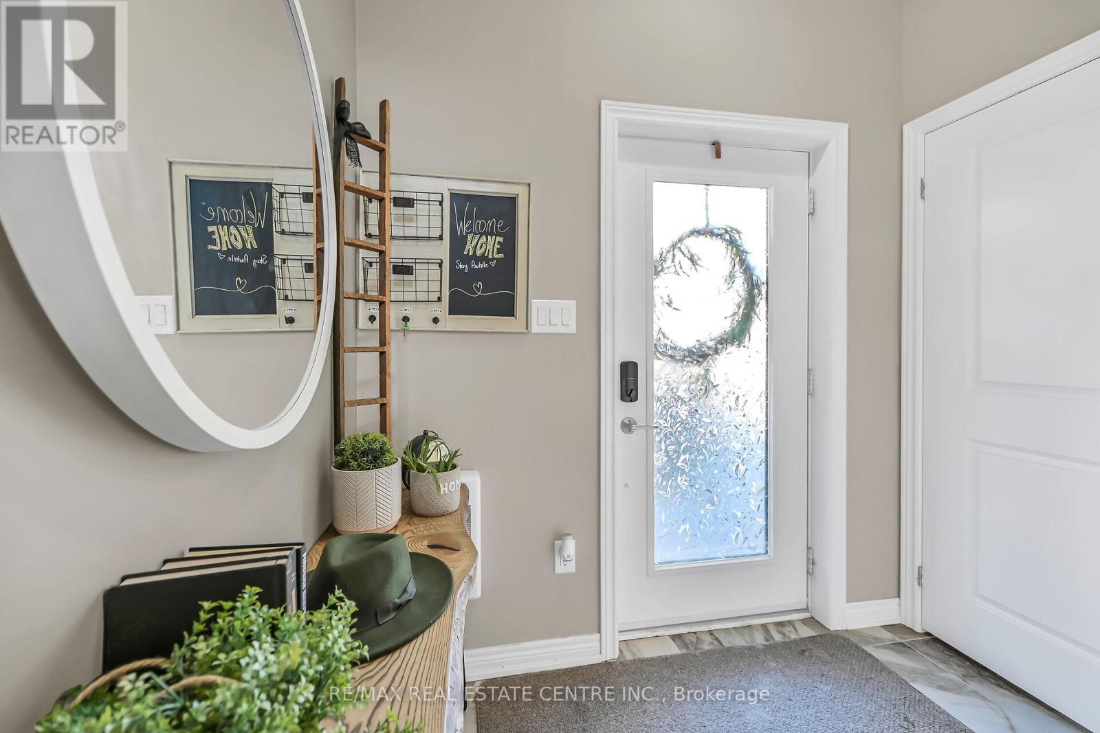 61 Esplanade Lane, Grimsby, Ontario  L3M 0H2 - Photo 4 - X12502090