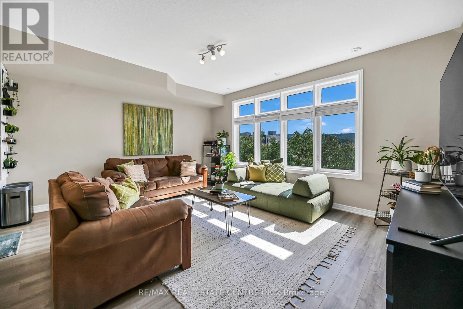 61 Esplanade Lane, Grimsby, Ontario  L3M 0H2 - Photo 5 - X12502090