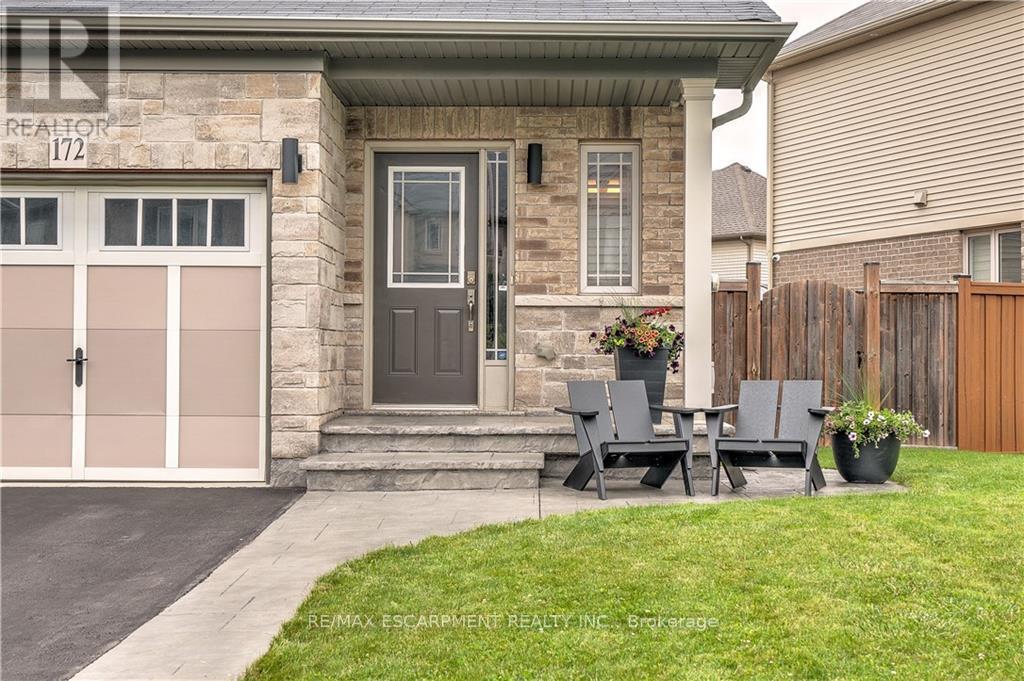 172 Westbank Trail, Hamilton, Ontario  L8J 0H3 - Photo 3 - X12502144