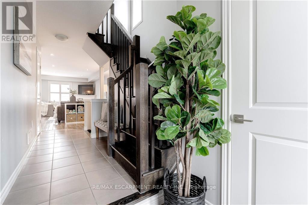 172 Westbank Trail, Hamilton, Ontario  L8J 0H3 - Photo 4 - X12502144