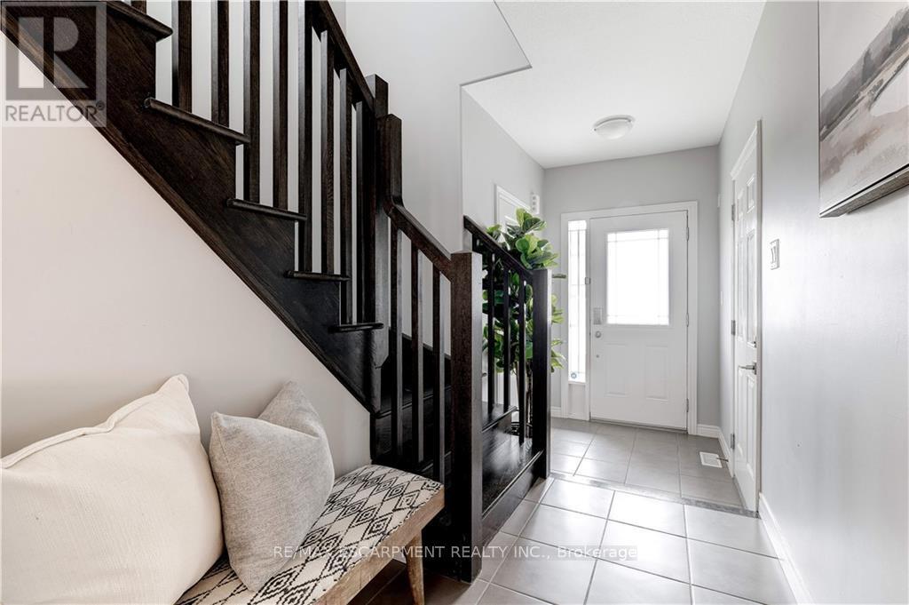 172 Westbank Trail, Hamilton, Ontario  L8J 0H3 - Photo 5 - X12502144