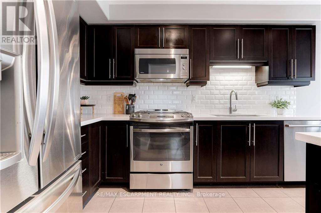 172 Westbank Trail, Hamilton, Ontario  L8J 0H3 - Photo 7 - X12502144