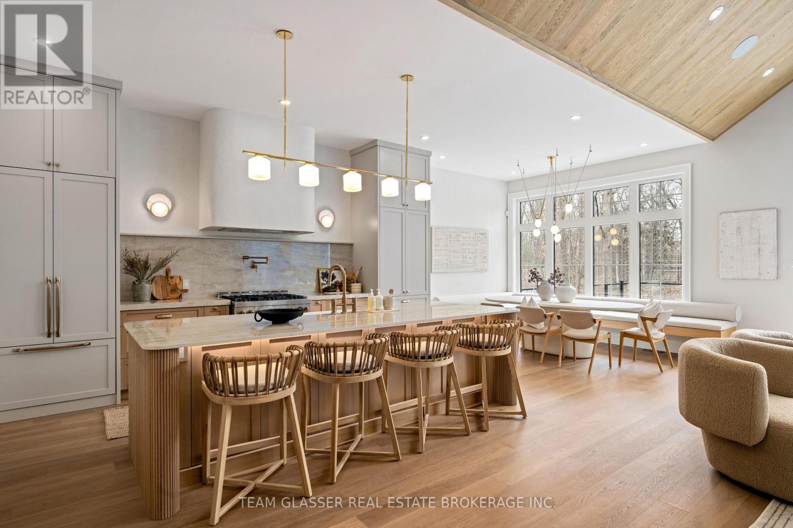 10099 Pinery Bluffs Road, Lambton Shores, Ontario  N0M 1T0 - Photo 11 - X12264529