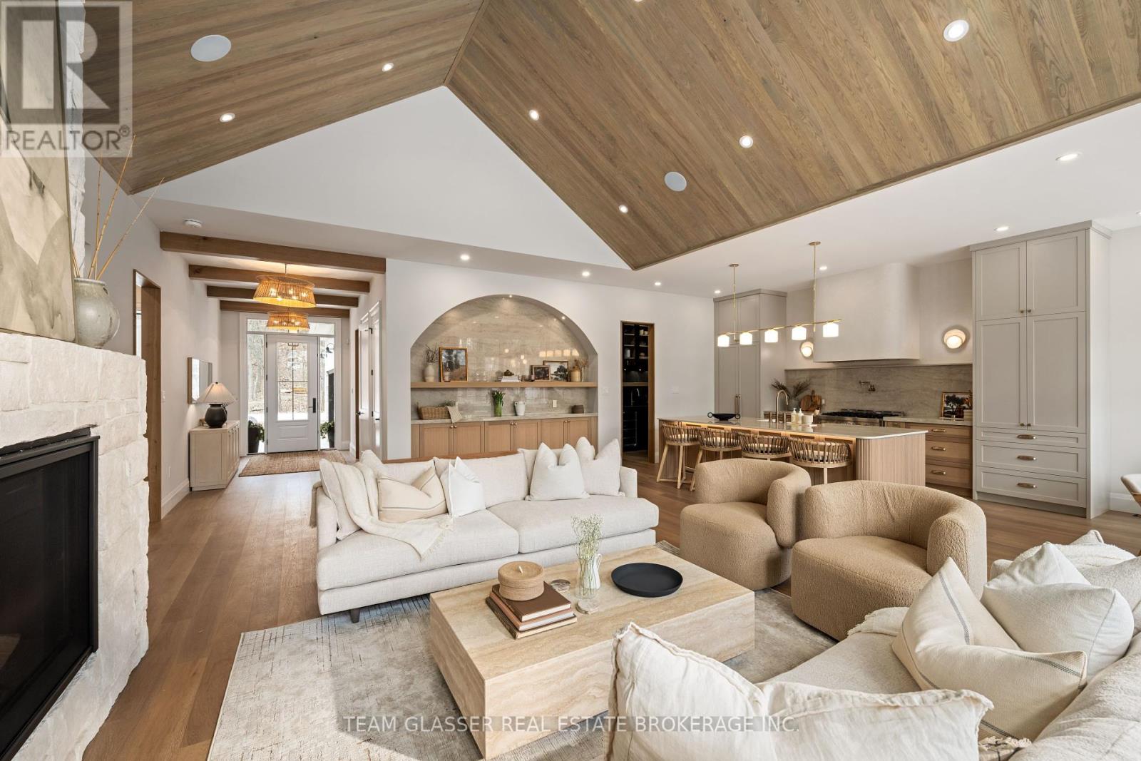 10099 Pinery Bluffs Road, Lambton Shores, Ontario  N0M 1T0 - Photo 4 - X12264529