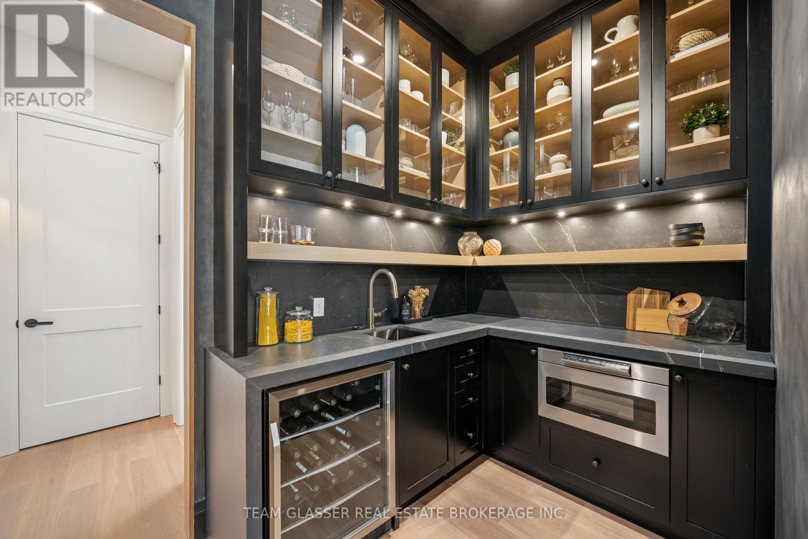 10099 Pinery Bluffs Road, Lambton Shores, Ontario  N0M 1T0 - Photo 12 - X12264529