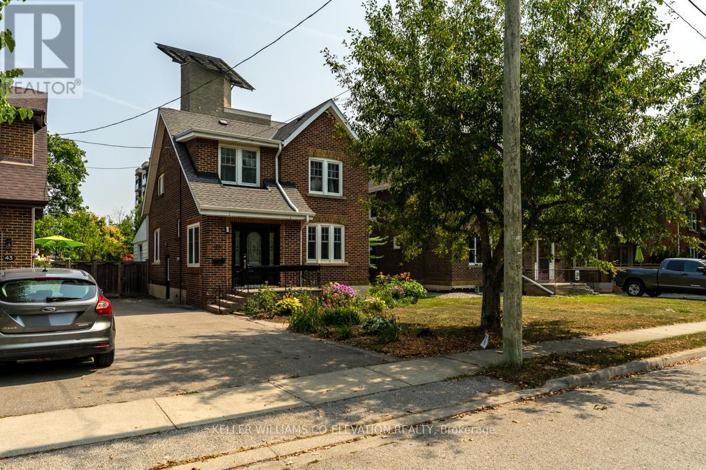 39 Court Street N, Milton (Om Old Milton), Ontario  L9T 2S2 - Photo 4 - W12462676