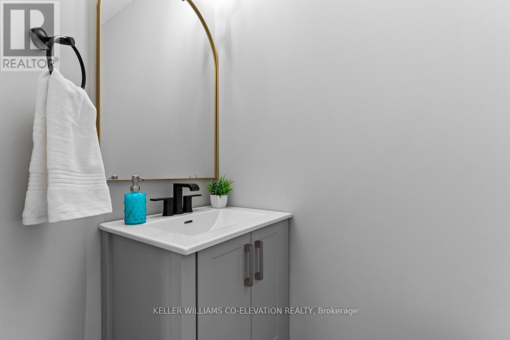 39 Court Street N, Milton (Om Old Milton), Ontario  L9T 2S2 - Photo 9 - W12462676