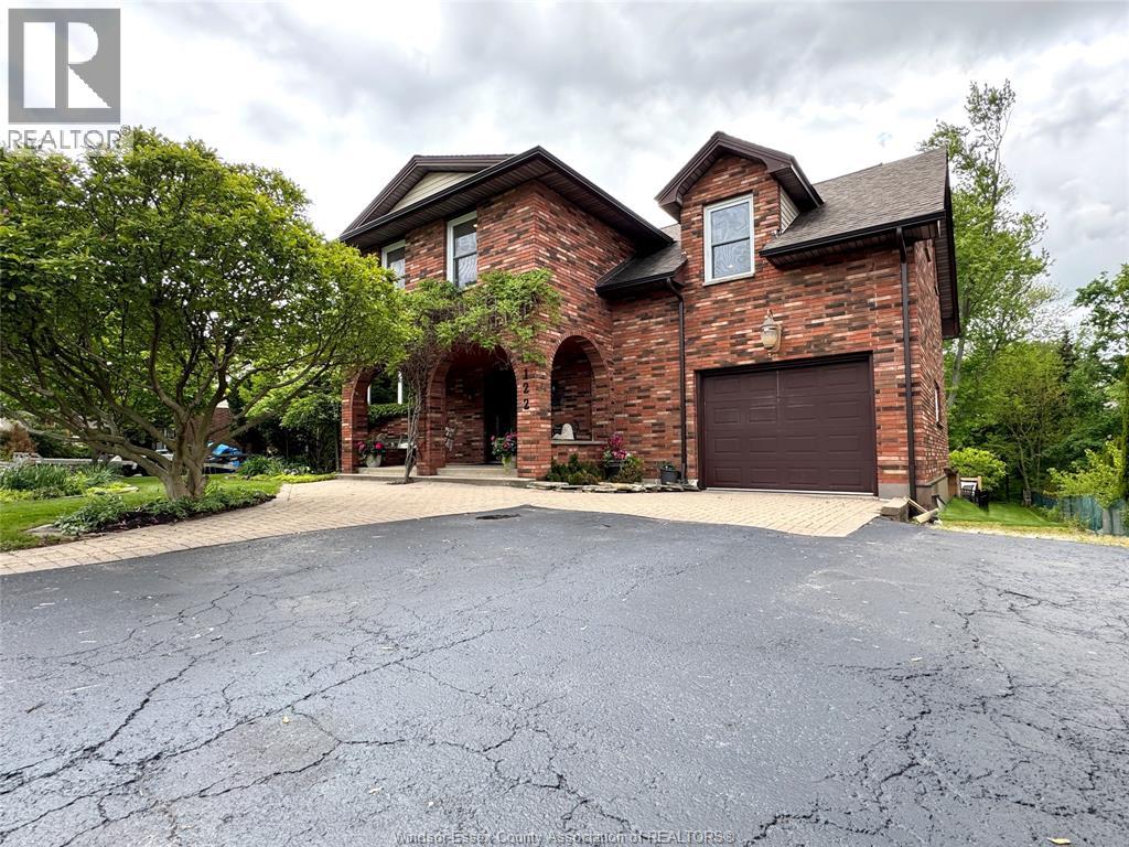 MLS# 25026156: 122 AUGUSTINE DRIVE, Kingsville, Canada