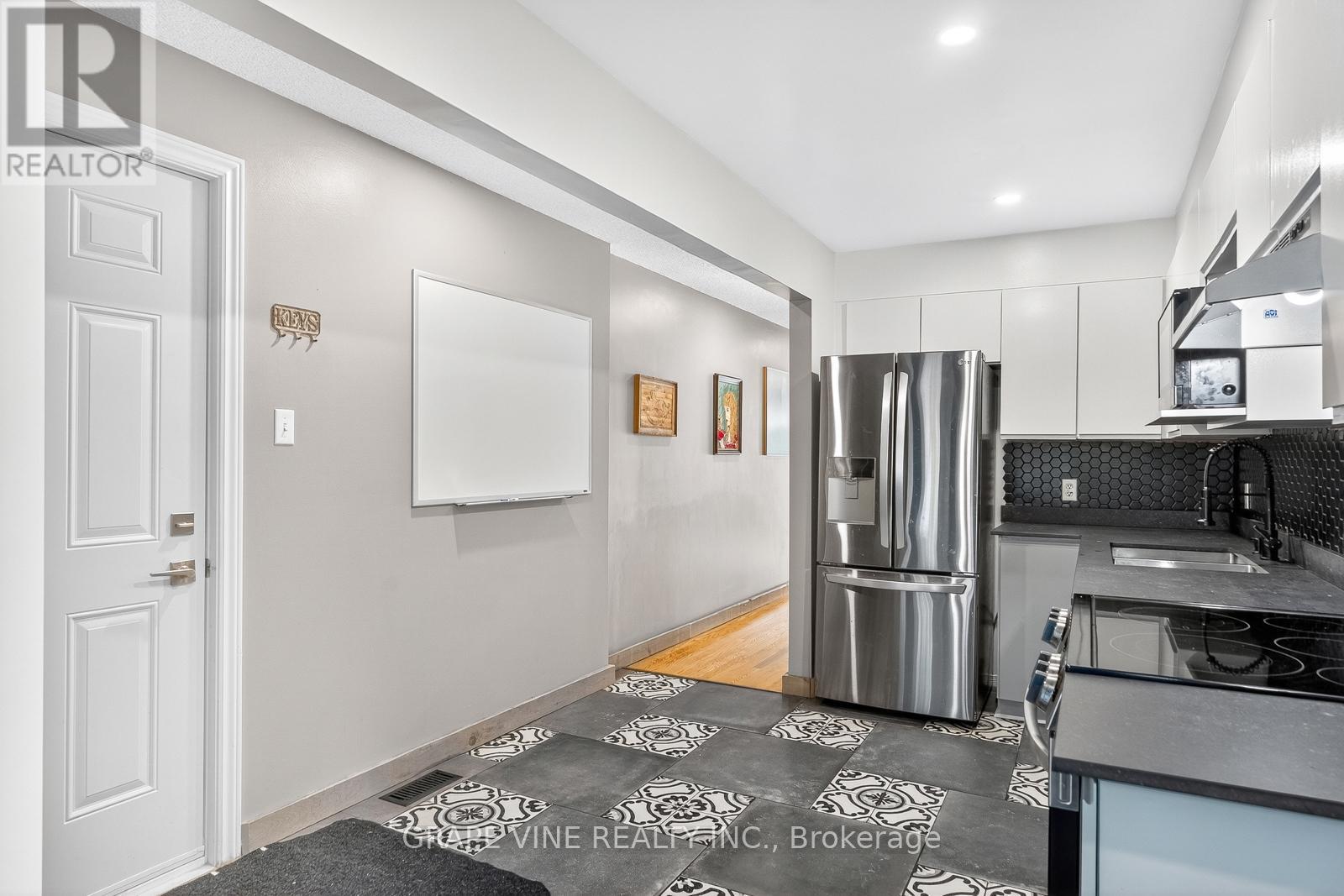 11 - 1400 Wildberry Court, Ottawa, Ontario  K1C 7K6 - Photo 5 - X12502350