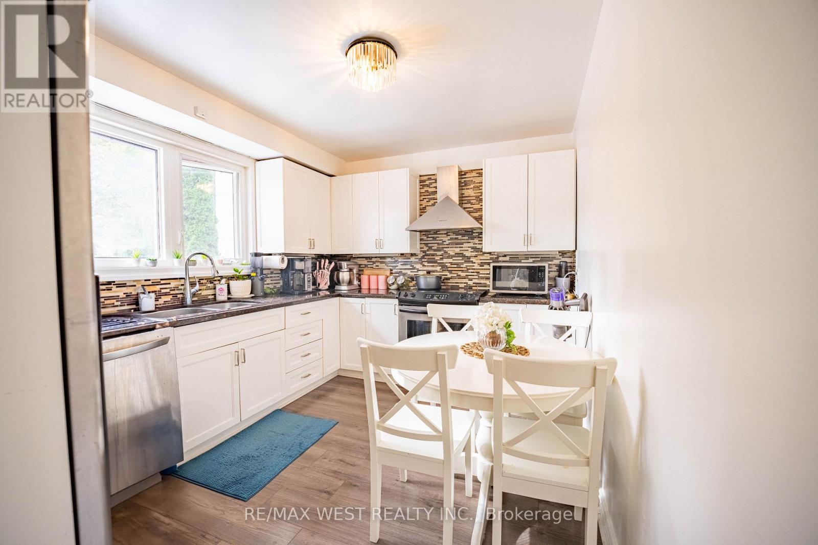 Upper - 235 Pleasant Avenue, Toronto, Ontario  M2M 1M6 - Photo 9 - C12502224