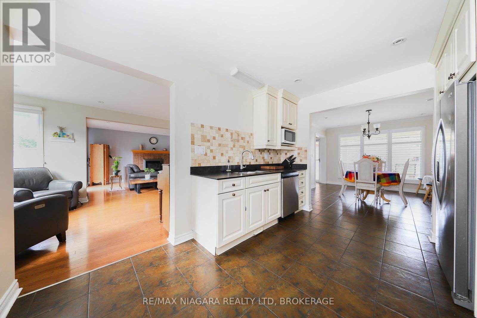 19 Elderwood Drive, St. Catharines (Grapeview), Ontario  L2S 3E5 - Photo 10 - X12502336