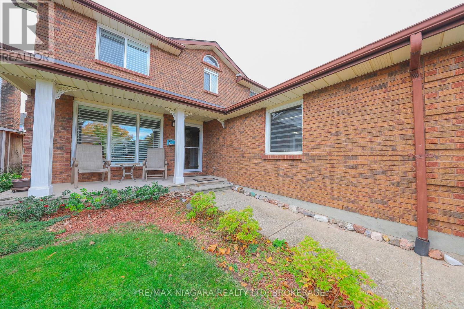 19 Elderwood Drive, St. Catharines (Grapeview), Ontario  L2S 3E5 - Photo 3 - X12502336