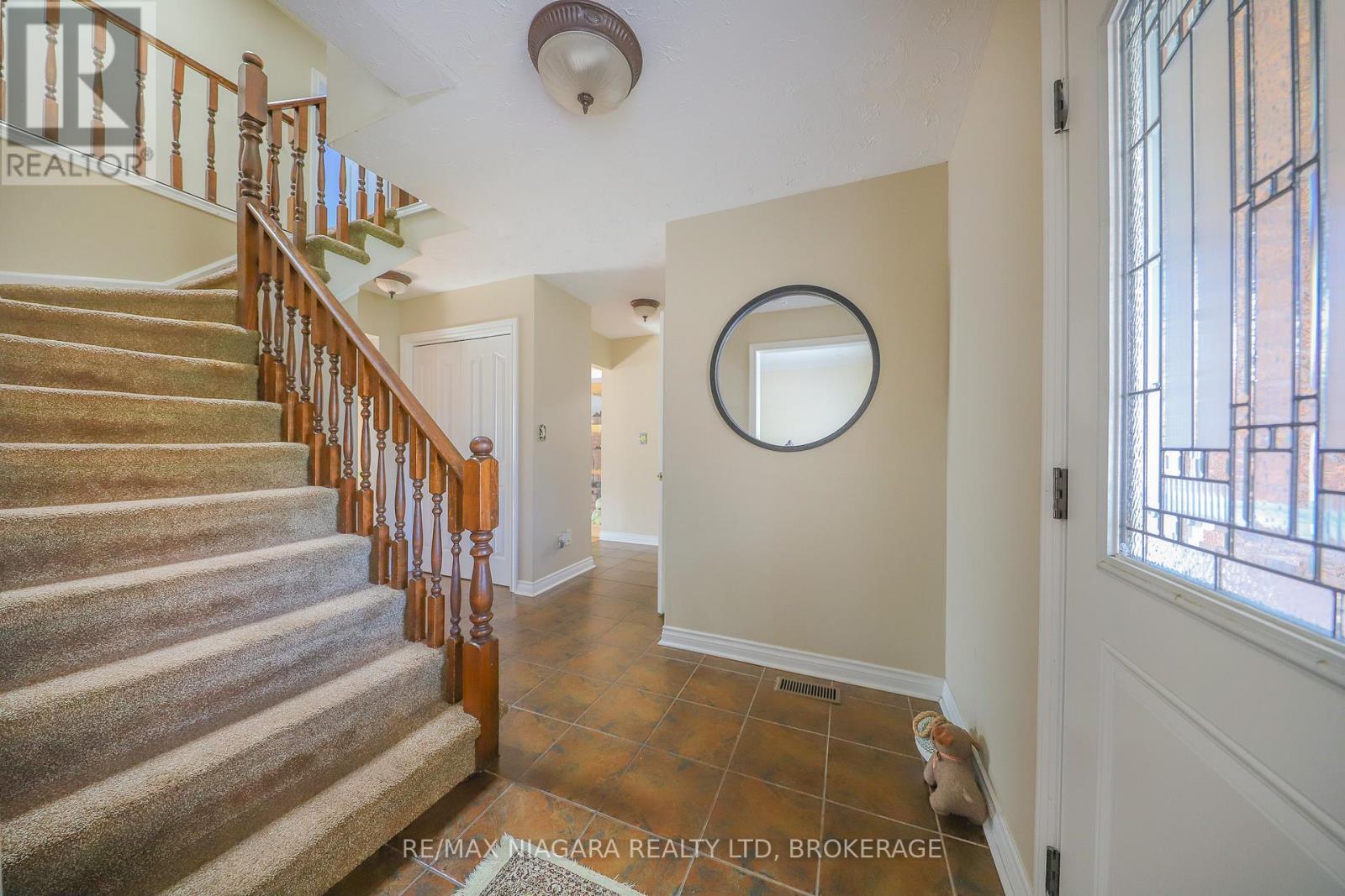 19 Elderwood Drive, St. Catharines (Grapeview), Ontario  L2S 3E5 - Photo 4 - X12502336