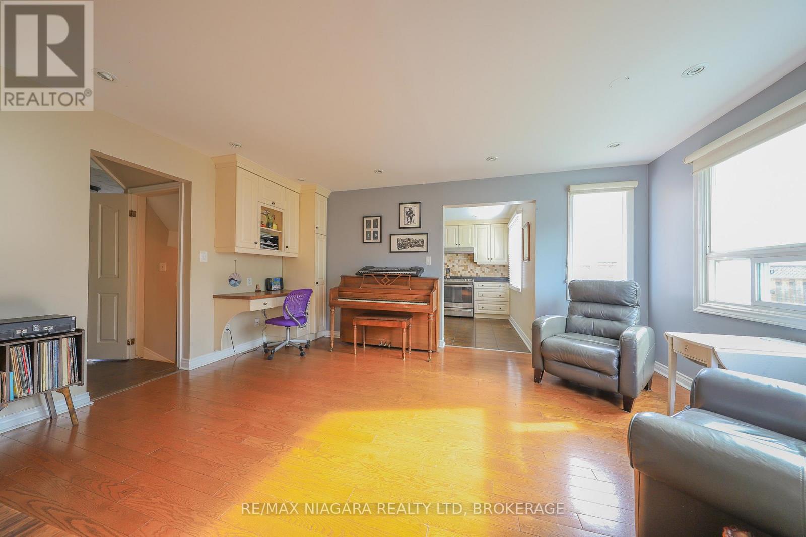 19 Elderwood Drive, St. Catharines (Grapeview), Ontario  L2S 3E5 - Photo 5 - X12502336