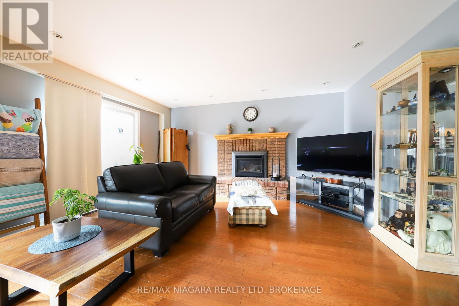 19 Elderwood Drive, St. Catharines (Grapeview), Ontario  L2S 3E5 - Photo 6 - X12502336