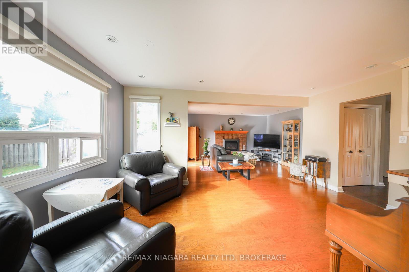 19 Elderwood Drive, St. Catharines (Grapeview), Ontario  L2S 3E5 - Photo 7 - X12502336