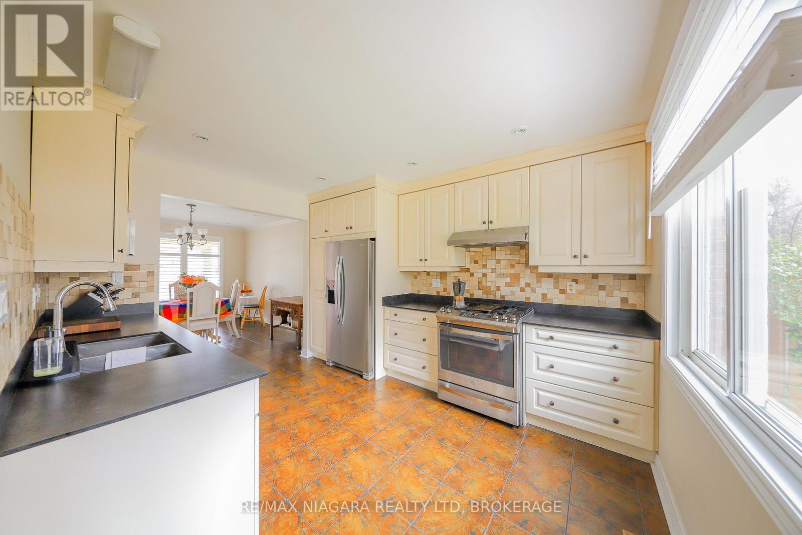 19 Elderwood Drive, St. Catharines (Grapeview), Ontario  L2S 3E5 - Photo 8 - X12502336