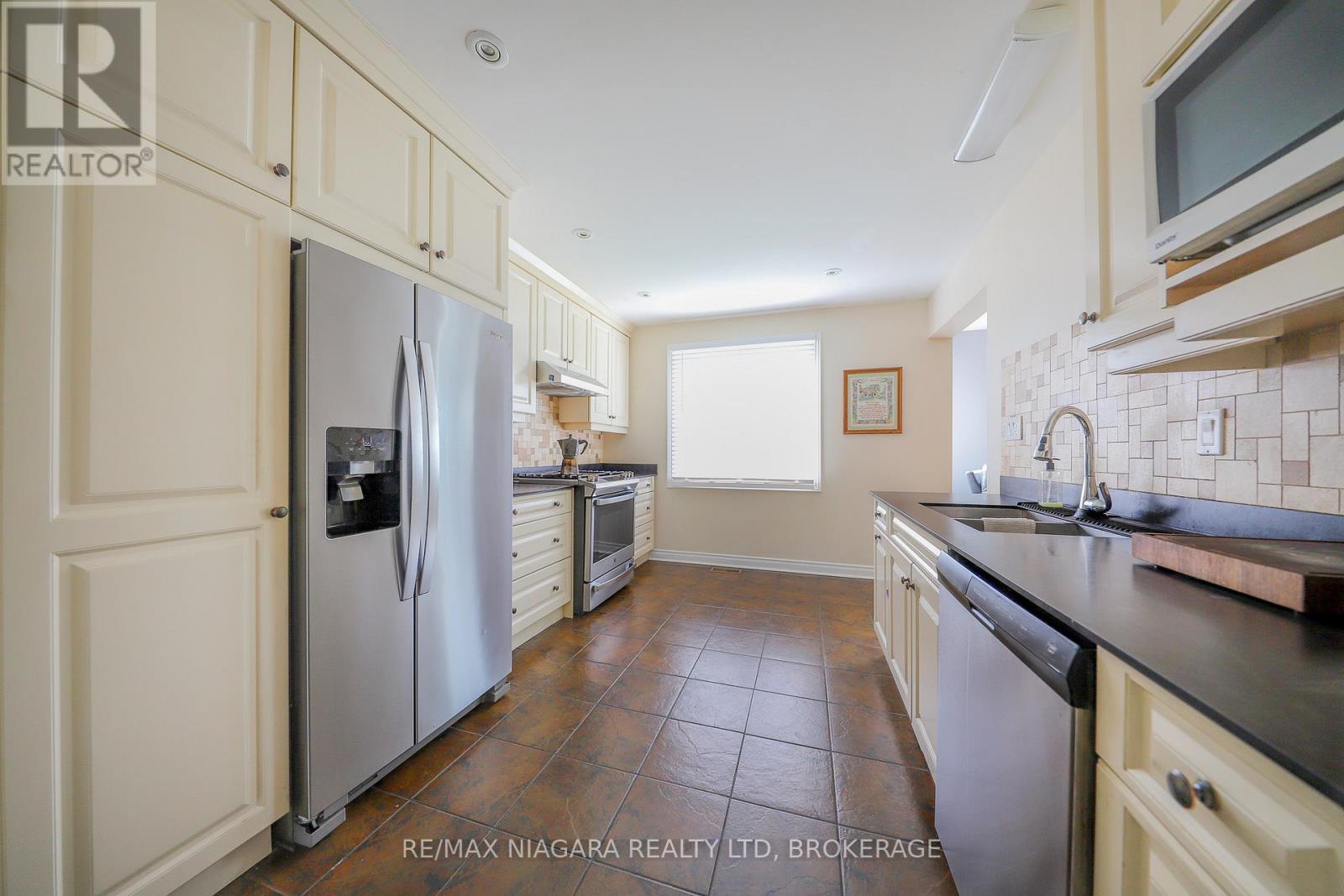 19 Elderwood Drive, St. Catharines (Grapeview), Ontario  L2S 3E5 - Photo 9 - X12502336