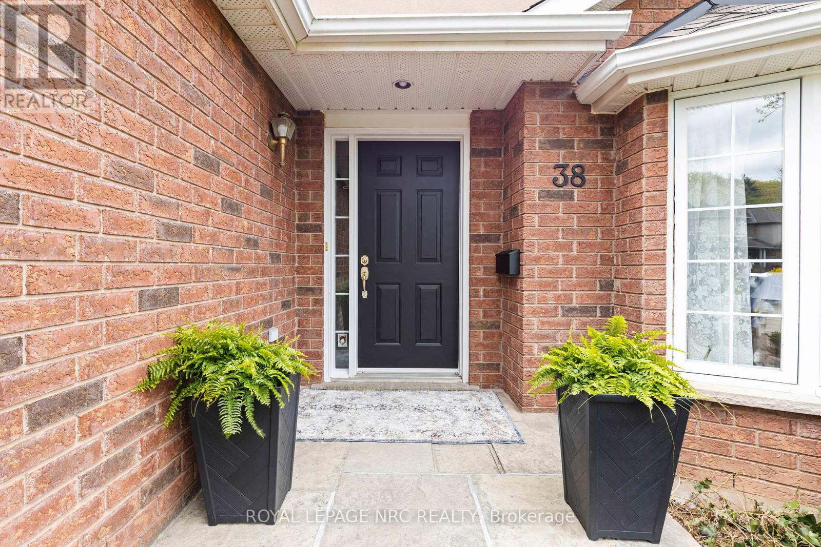 38 Baker Road S, Grimsby (Grimsby East), Ontario  L3M 5H6 - Photo 2 - X12502404