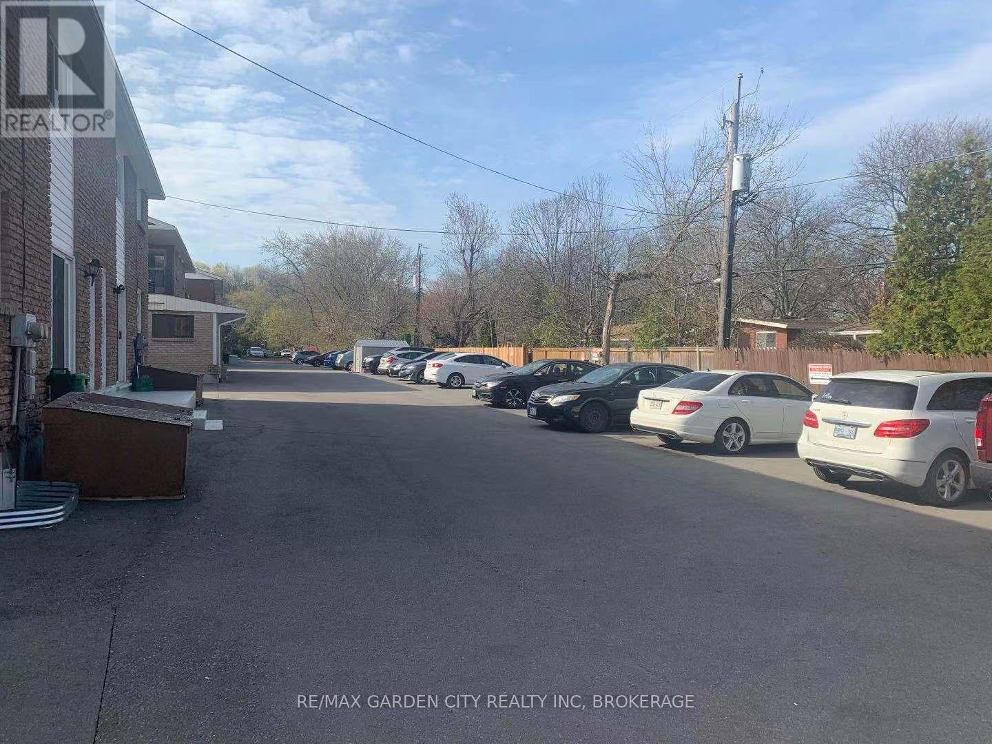 358-360 Glenridge Avenue, St. Catharines (Glendale/glenridge), Ontario  L2T 3K7 - Photo 4 - X12502486