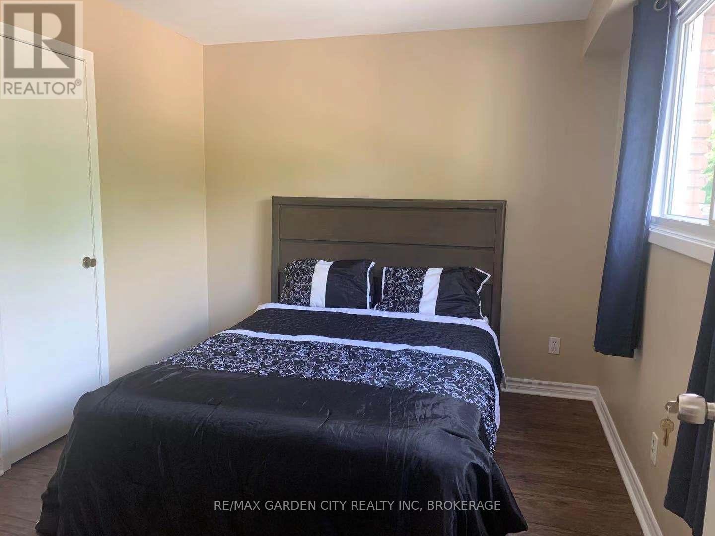 358-360 Glenridge Avenue, St. Catharines (Glendale/glenridge), Ontario  L2T 3K7 - Photo 6 - X12502486