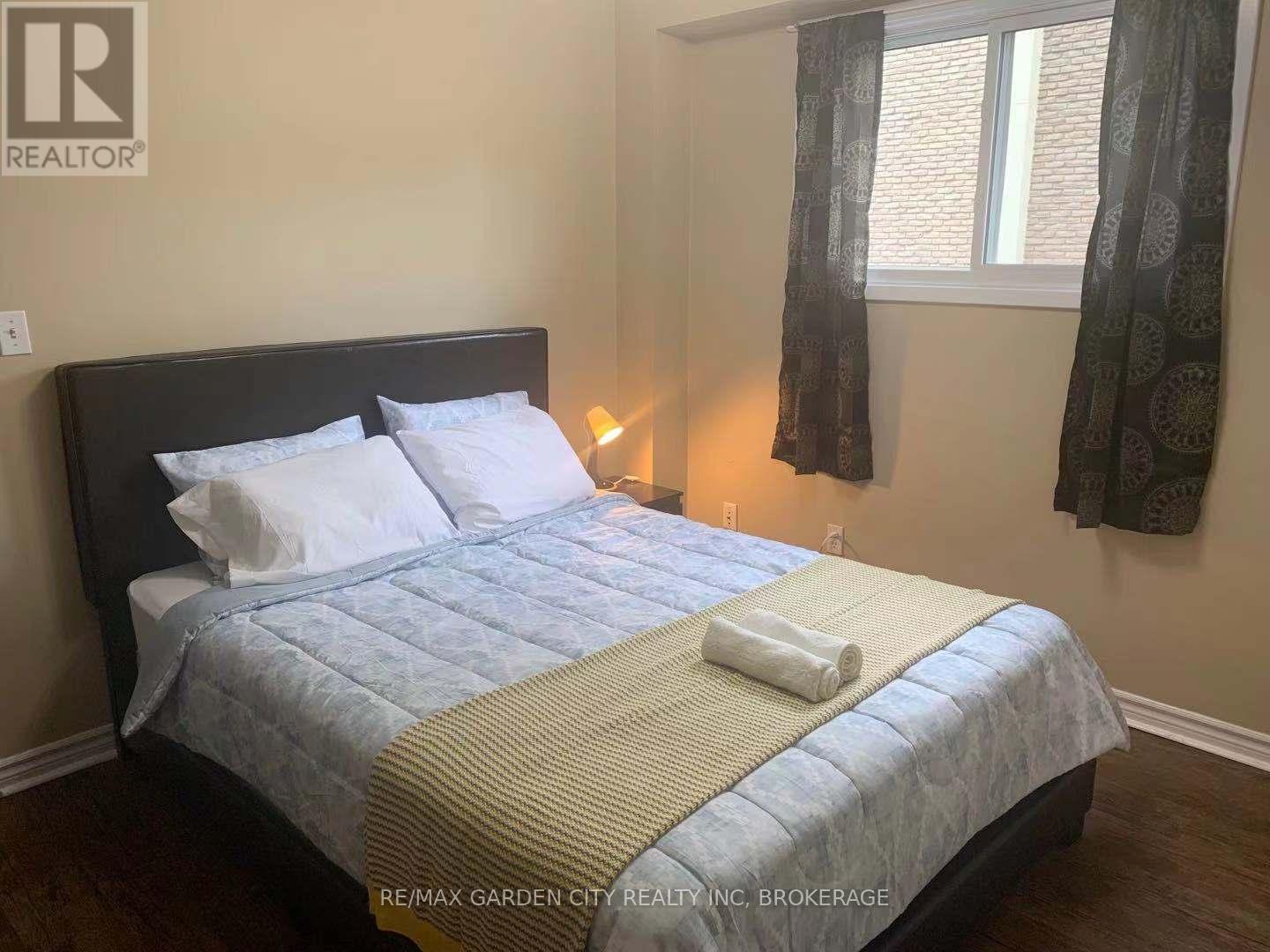 358-360 Glenridge Avenue, St. Catharines (Glendale/glenridge), Ontario  L2T 3K7 - Photo 8 - X12502486