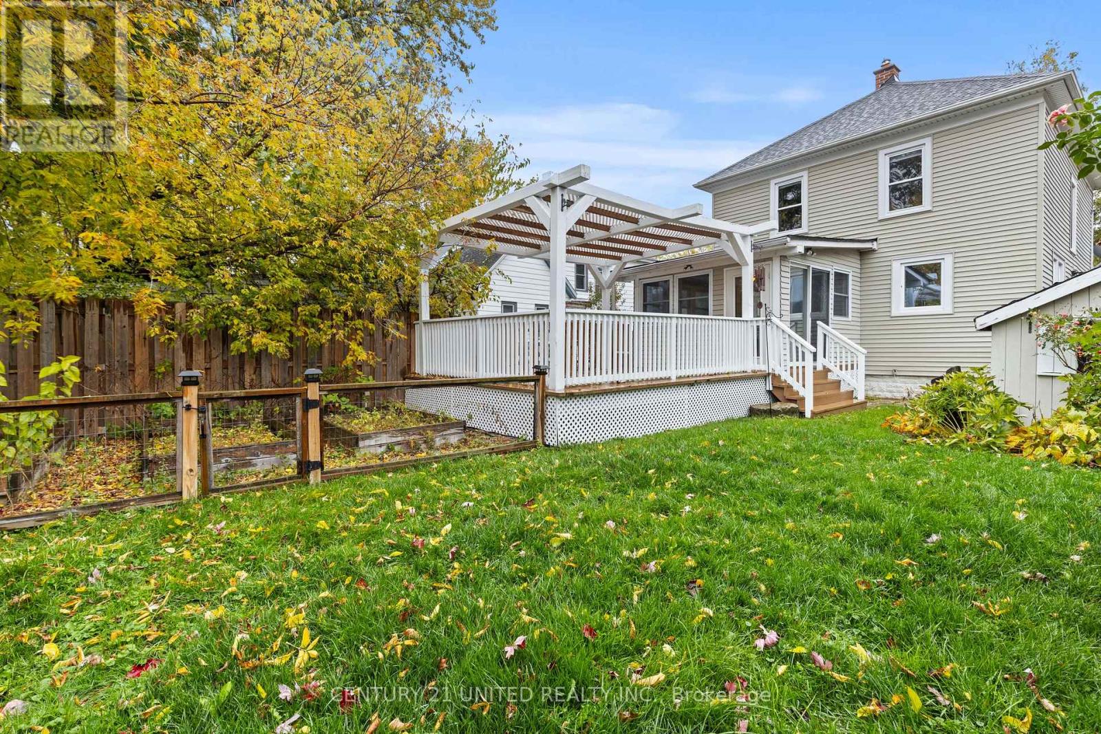 16 Locust Street, Welland, Ontario L3C 4J2 - Photo 3 - X12502470