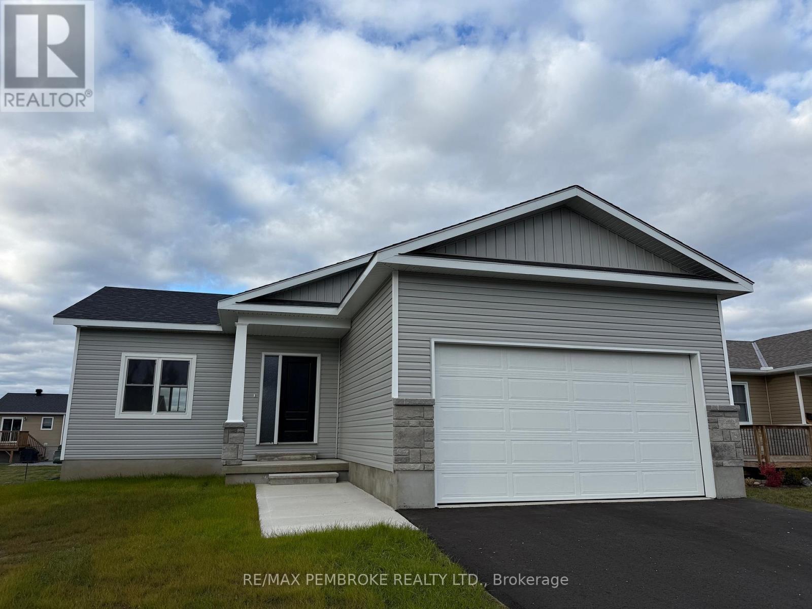 14 Durant Street, Petawawa, Ontario  K8H 0G2 - Photo 2 - X12341248
