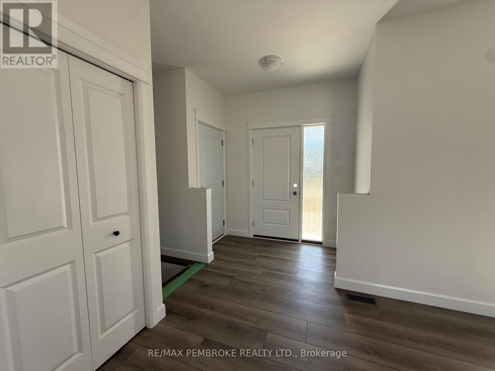 14 Durant Street, Petawawa, Ontario  K8H 0G2 - Photo 8 - X12341248