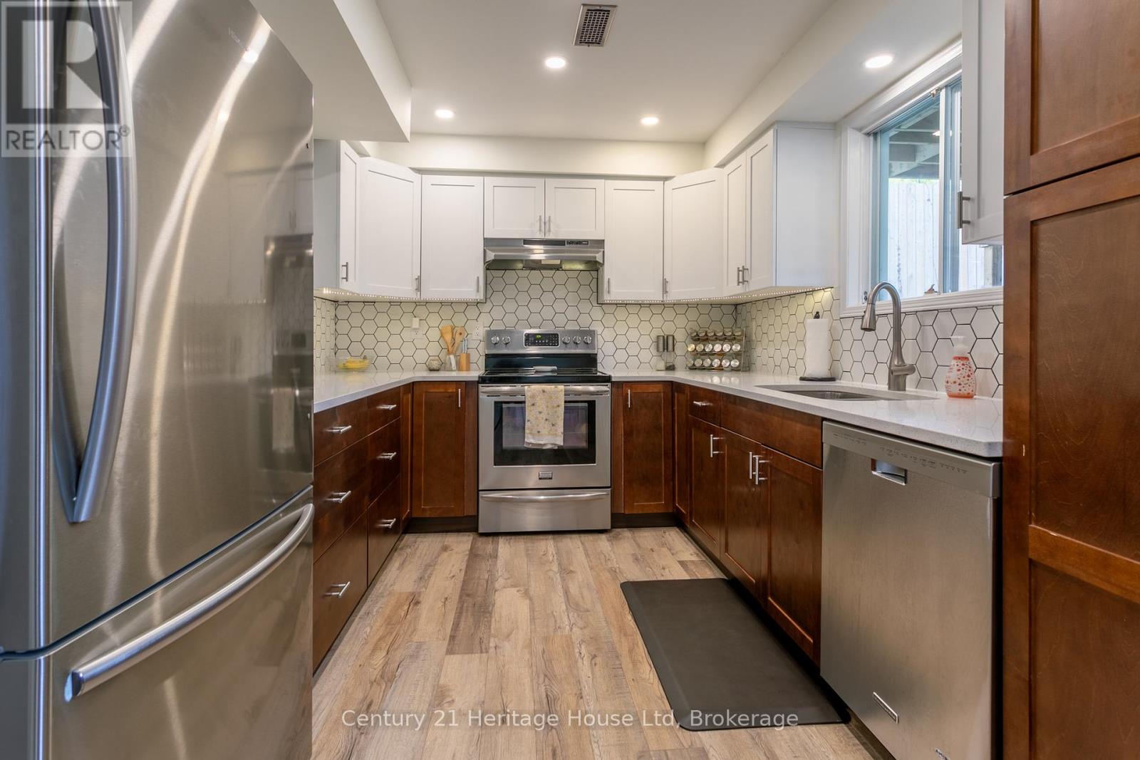 28 Anderson Street, Woodstock (Woodstock - South), Ontario  N4S 8X1 - Photo 10 - X12502348