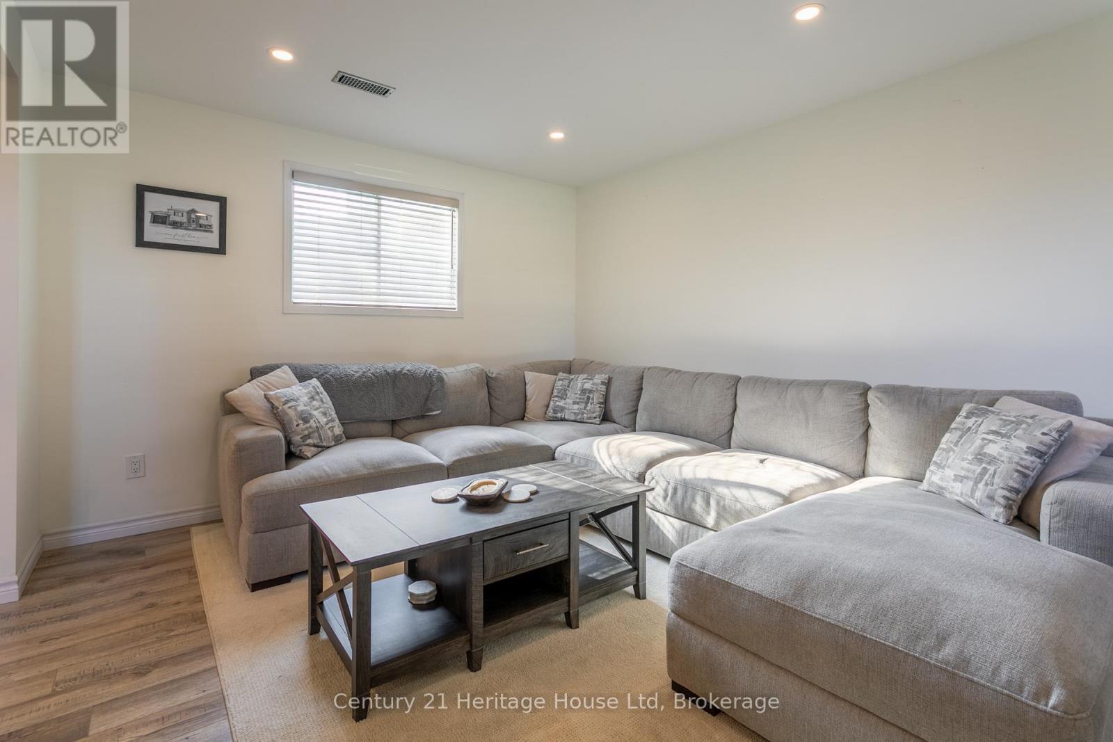 28 Anderson Street, Woodstock (Woodstock - South), Ontario  N4S 8X1 - Photo 16 - X12502348