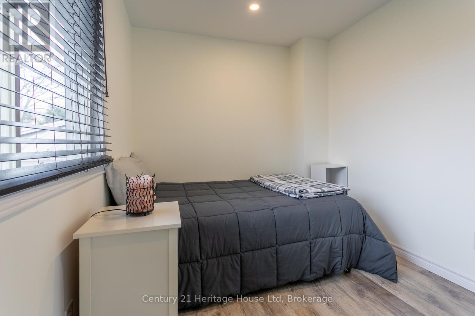 28 Anderson Street, Woodstock (Woodstock - South), Ontario  N4S 8X1 - Photo 23 - X12502348