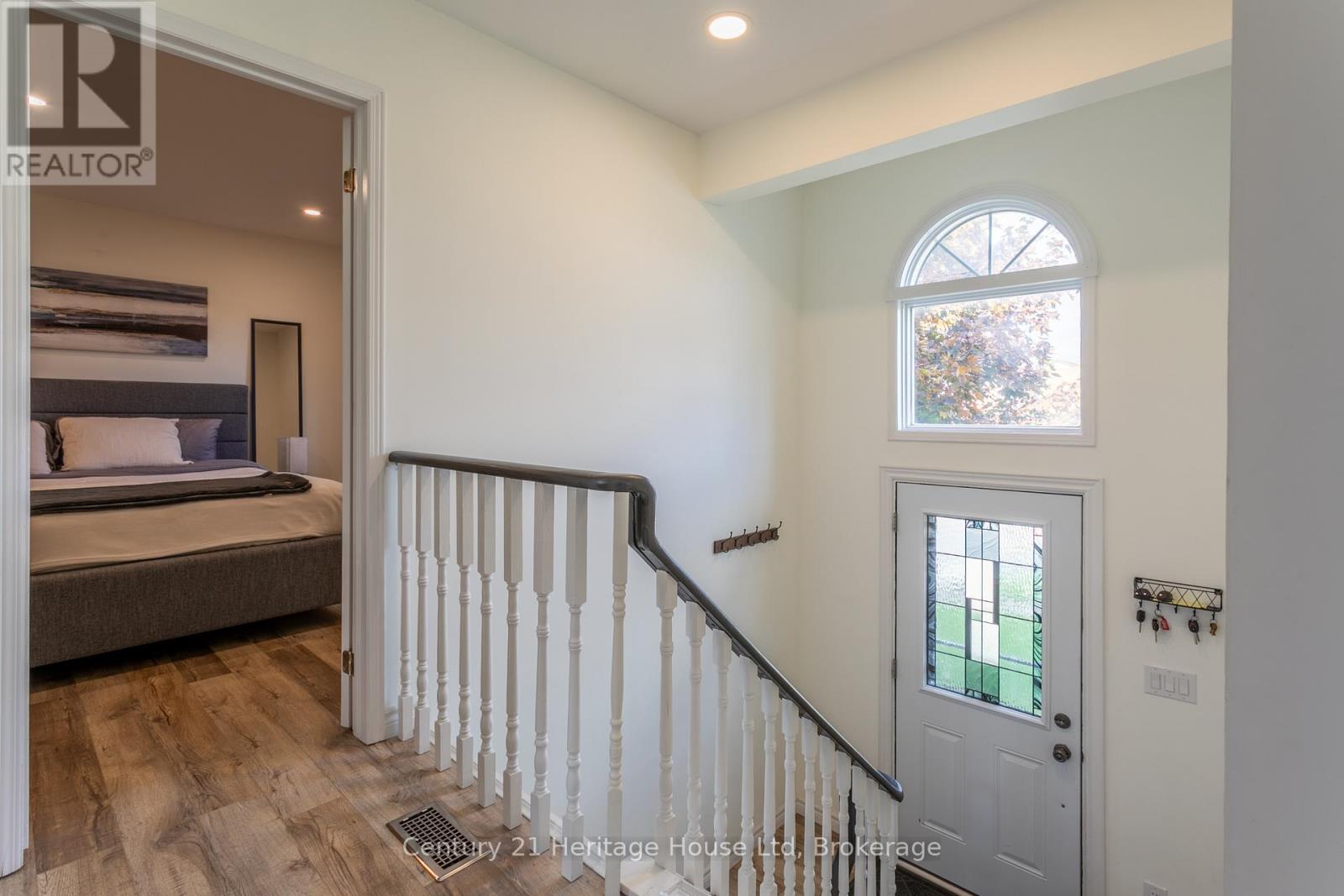 28 Anderson Street, Woodstock (Woodstock - South), Ontario  N4S 8X1 - Photo 4 - X12502348