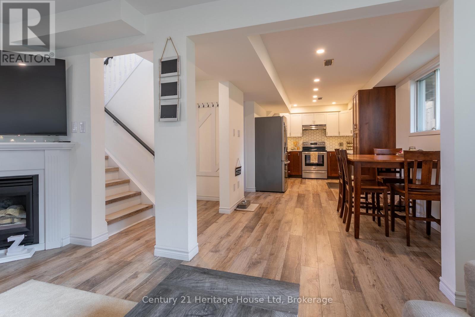 28 Anderson Street, Woodstock (Woodstock - South), Ontario  N4S 8X1 - Photo 6 - X12502348