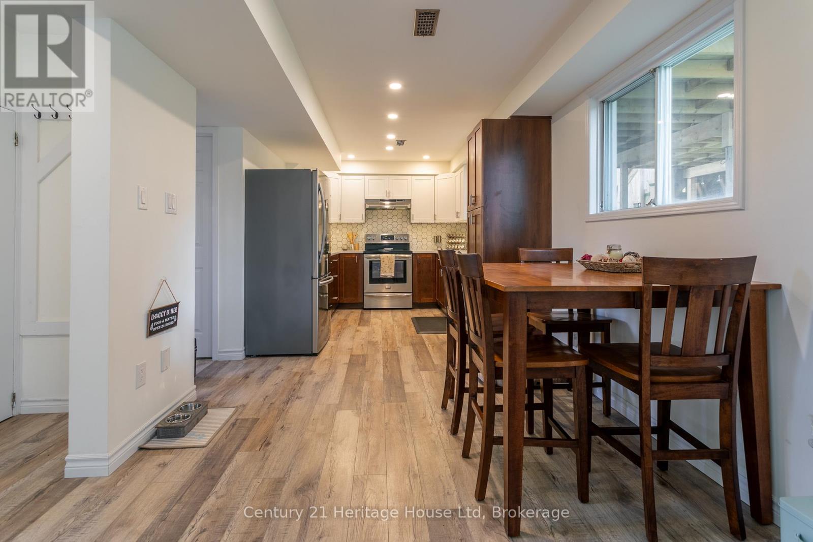 28 Anderson Street, Woodstock (Woodstock - South), Ontario  N4S 8X1 - Photo 7 - X12502348