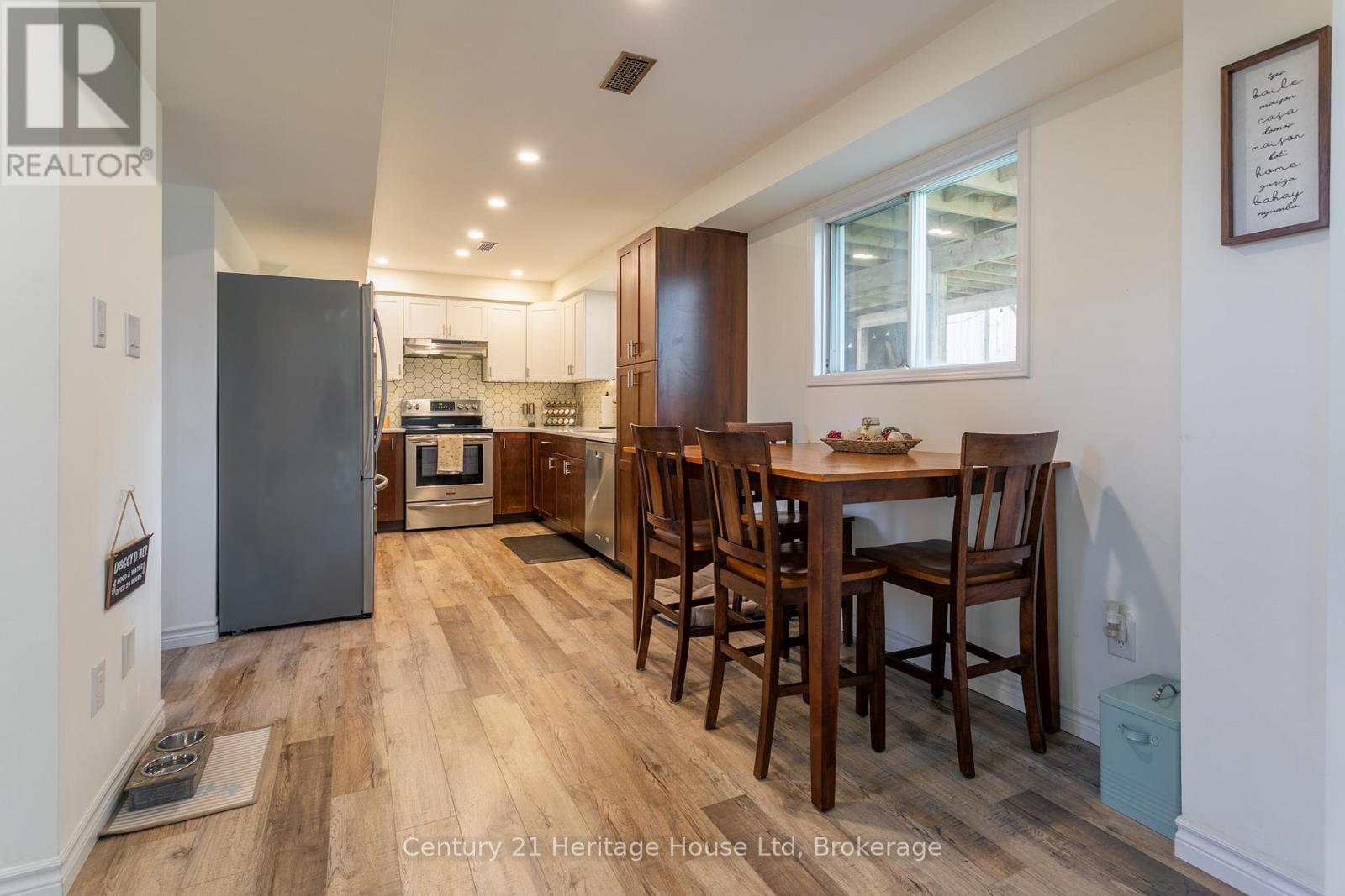 28 Anderson Street, Woodstock (Woodstock - South), Ontario  N4S 8X1 - Photo 8 - X12502348