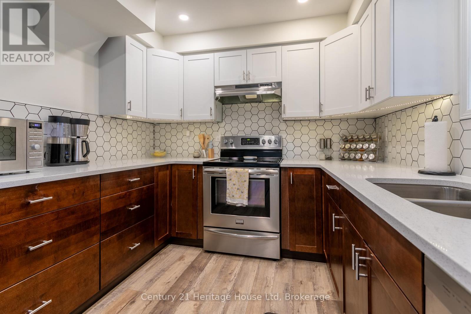 28 Anderson Street, Woodstock (Woodstock - South), Ontario  N4S 8X1 - Photo 9 - X12502348