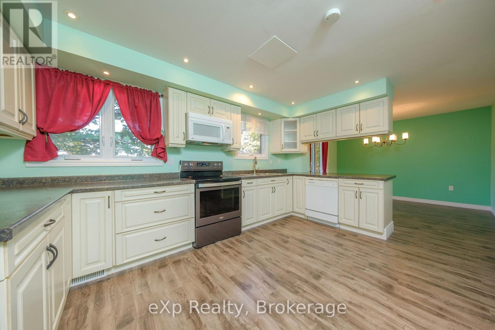 526 Thede Drive, Saugeen Shores, Ontario  N0H 2C4 - Photo 4 - X12502606