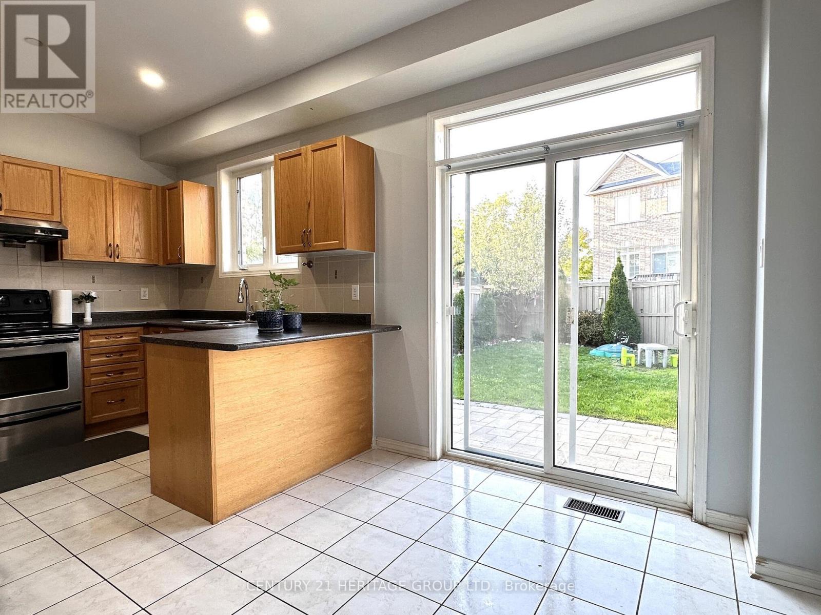 28 Voysey Way, Markham, Ontario  L3S 0B4 - Photo 10 - N12502228