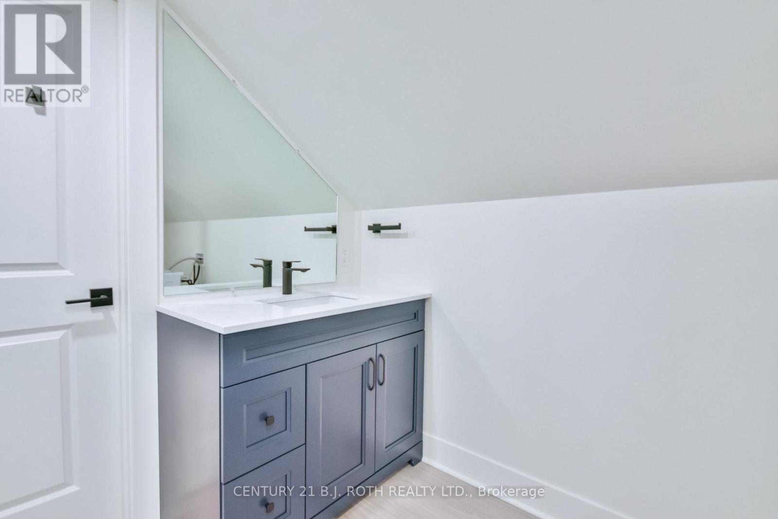 Suite - 10 Slalom Drive, Oro-Medonte, Ontario  L0K 1N0 - Photo 11 - S12502174