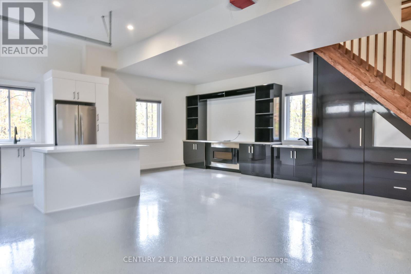 Suite - 10 Slalom Drive, Oro-Medonte, Ontario  L0K 1N0 - Photo 4 - S12502174