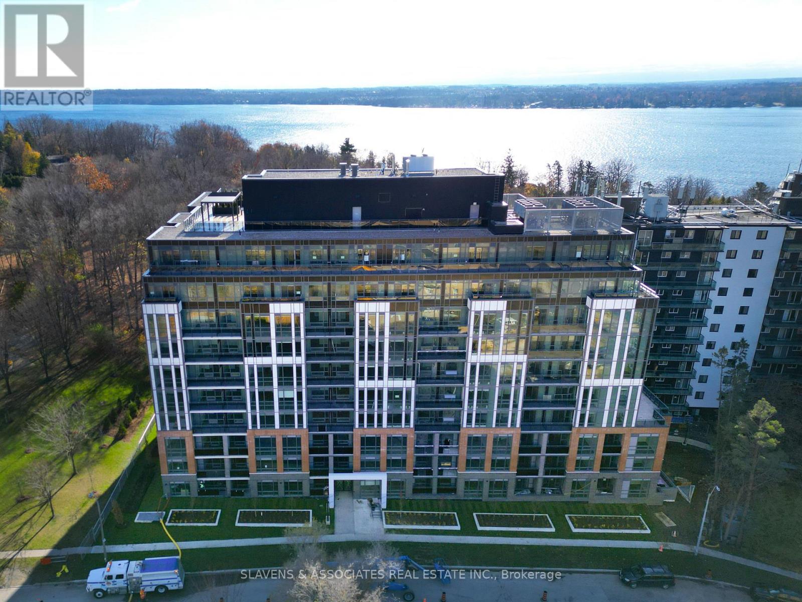 606 - 41 Johnson Street, Barrie (North Shore), Ontario  L4M 0L6 - Photo 2 - S12502246