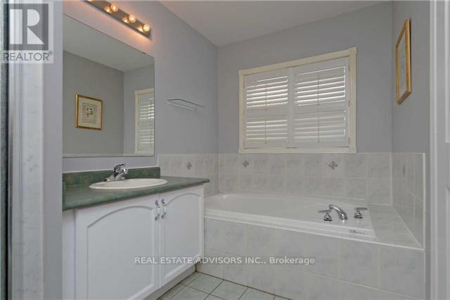 15 Queen Anne Drive, Brampton, Ontario  L7A 1X1 - Photo 11 - W12502258