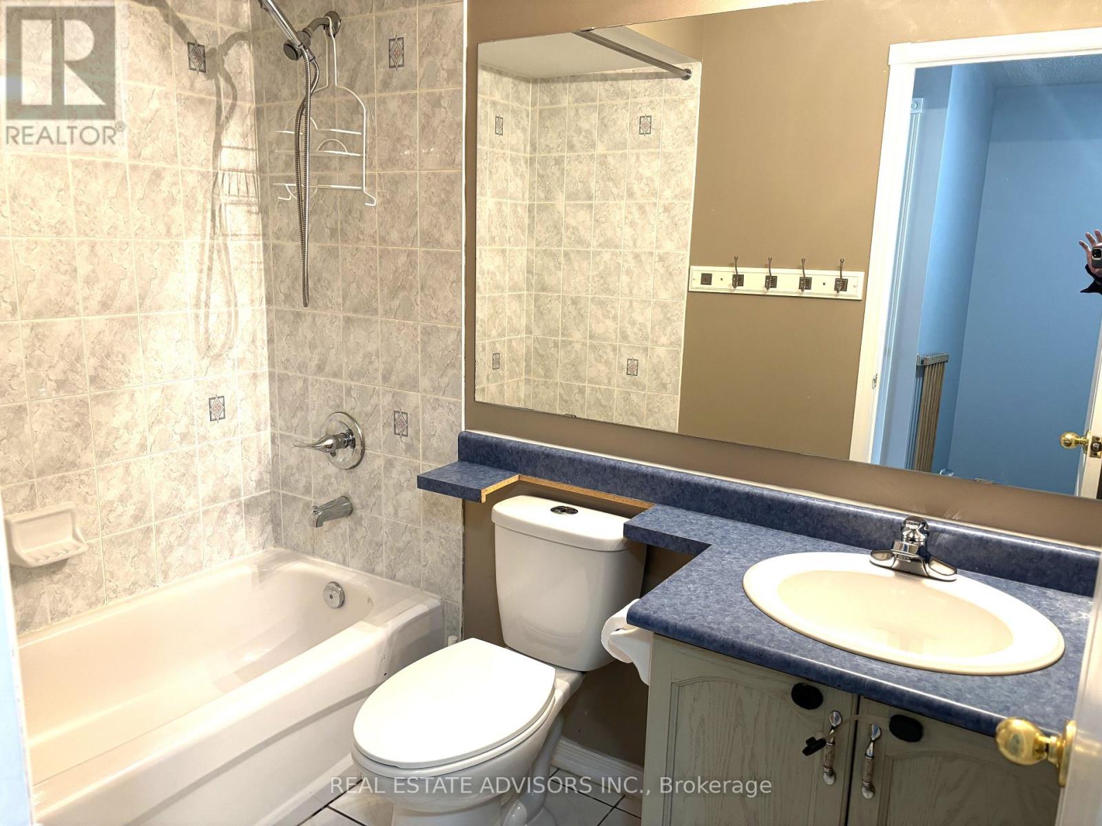 15 Queen Anne Drive, Brampton, Ontario  L7A 1X1 - Photo 7 - W12502258