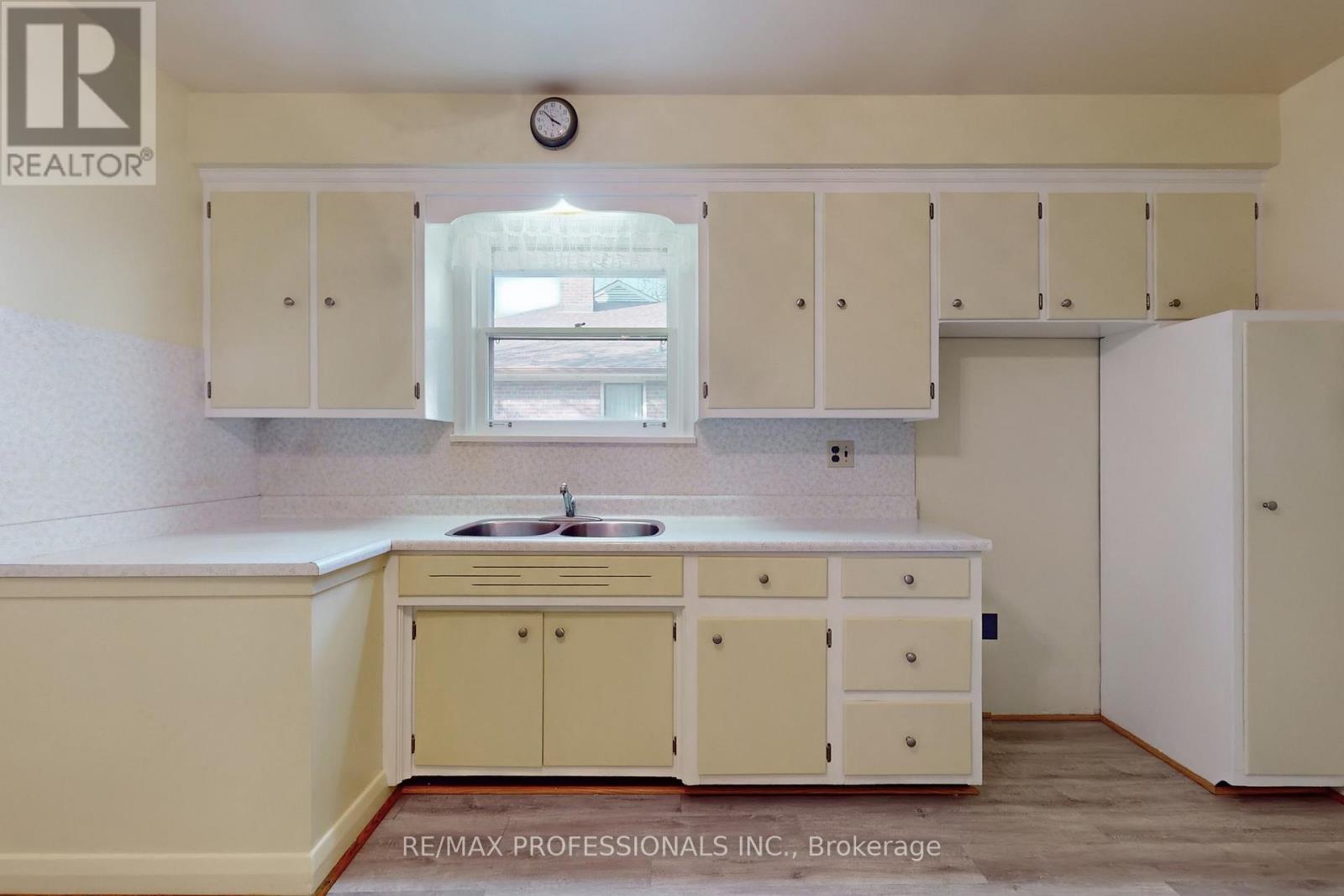 110 Shaver Avenue N, Toronto, Ontario  M9B 4N8 - Photo 10 - W12502270