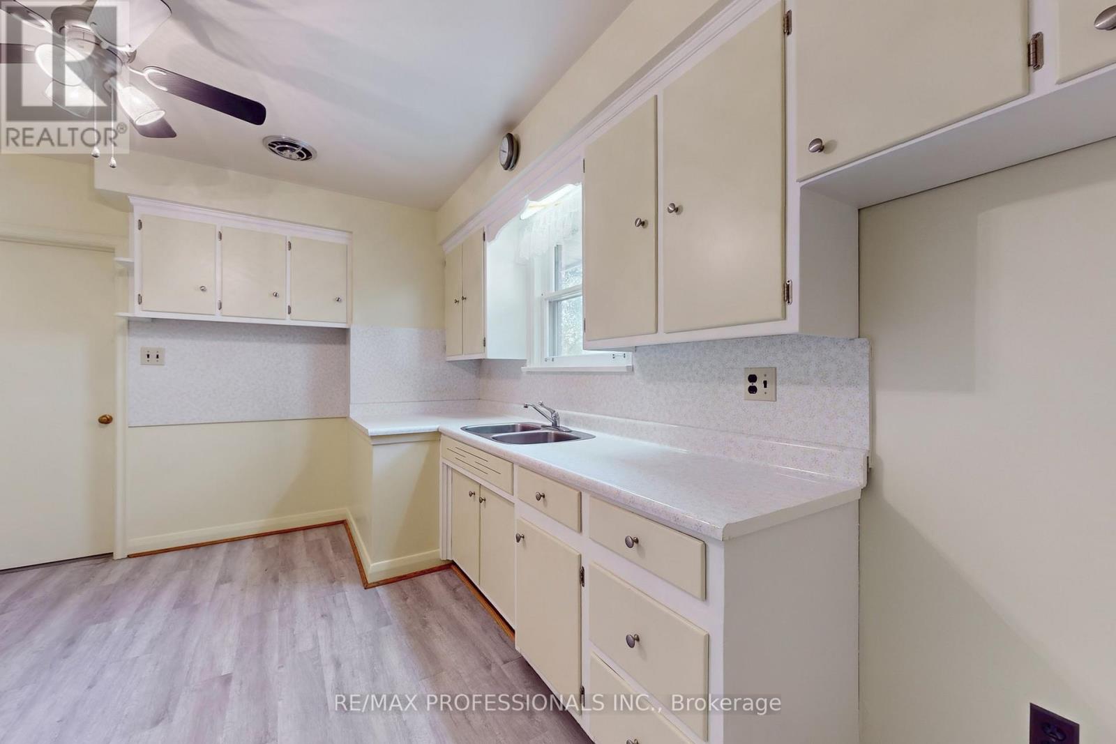 110 Shaver Avenue N, Toronto, Ontario  M9B 4N8 - Photo 11 - W12502270