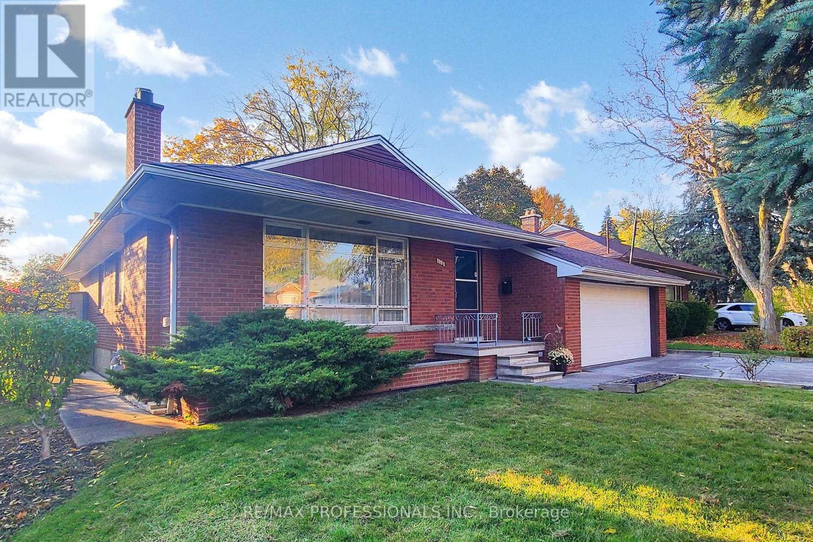 110 Shaver Avenue N, Toronto, Ontario  M9B 4N8 - Photo 2 - W12502270